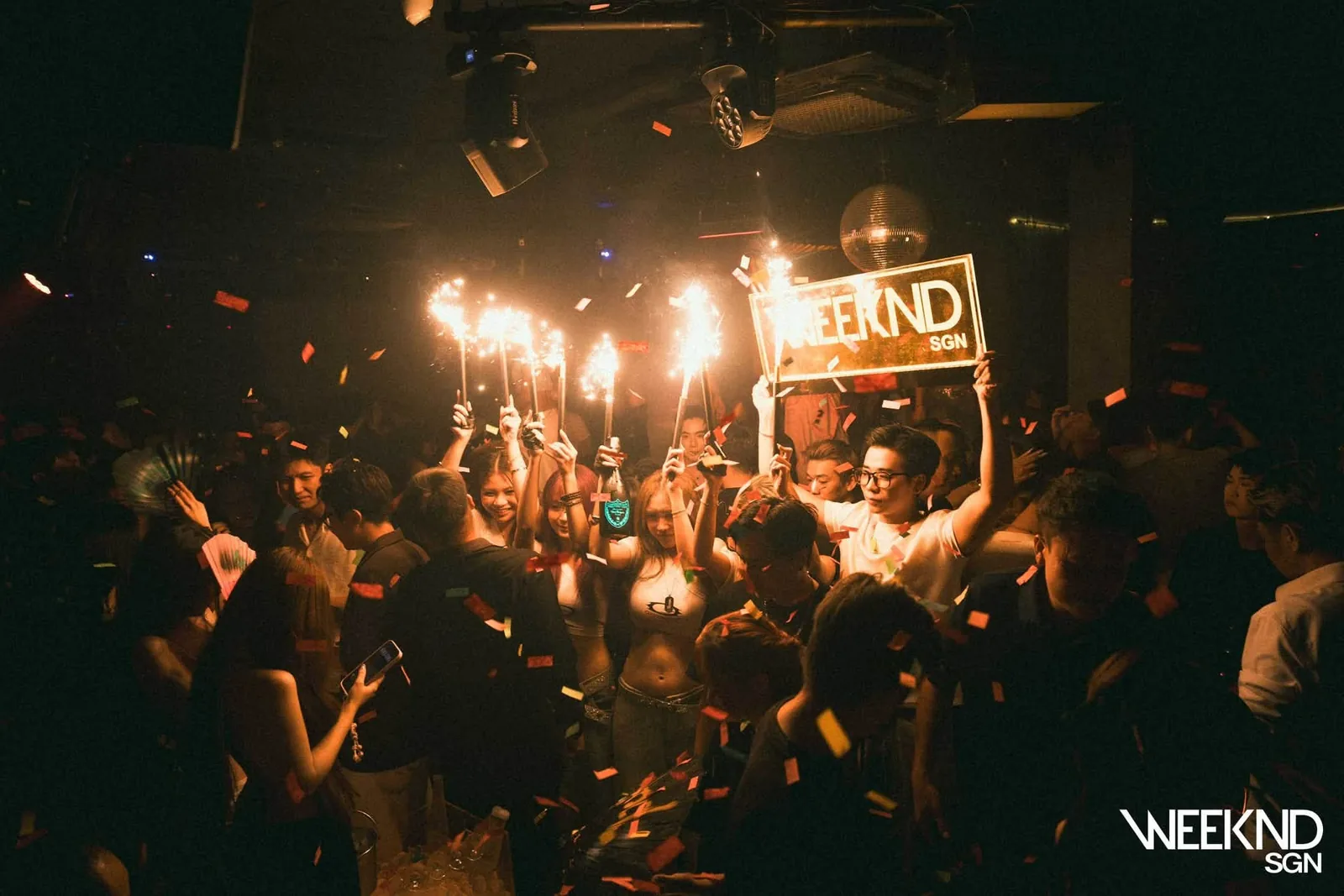 Bottle parade tại Weeknd SGN